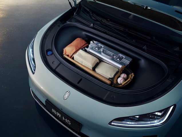 Carry-on luggage and sports equipment in the front trunk of the SAIC H5
