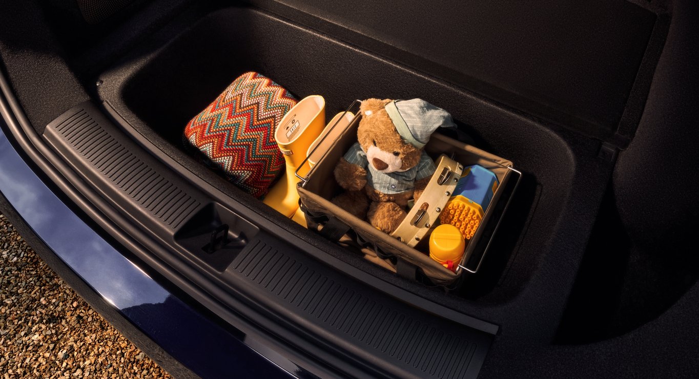 The rear trunk of the SAIC H5 fully loaded with luggage