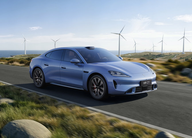 SAIC Z7 in motion, showcasing the vehicle's ultra-low drag