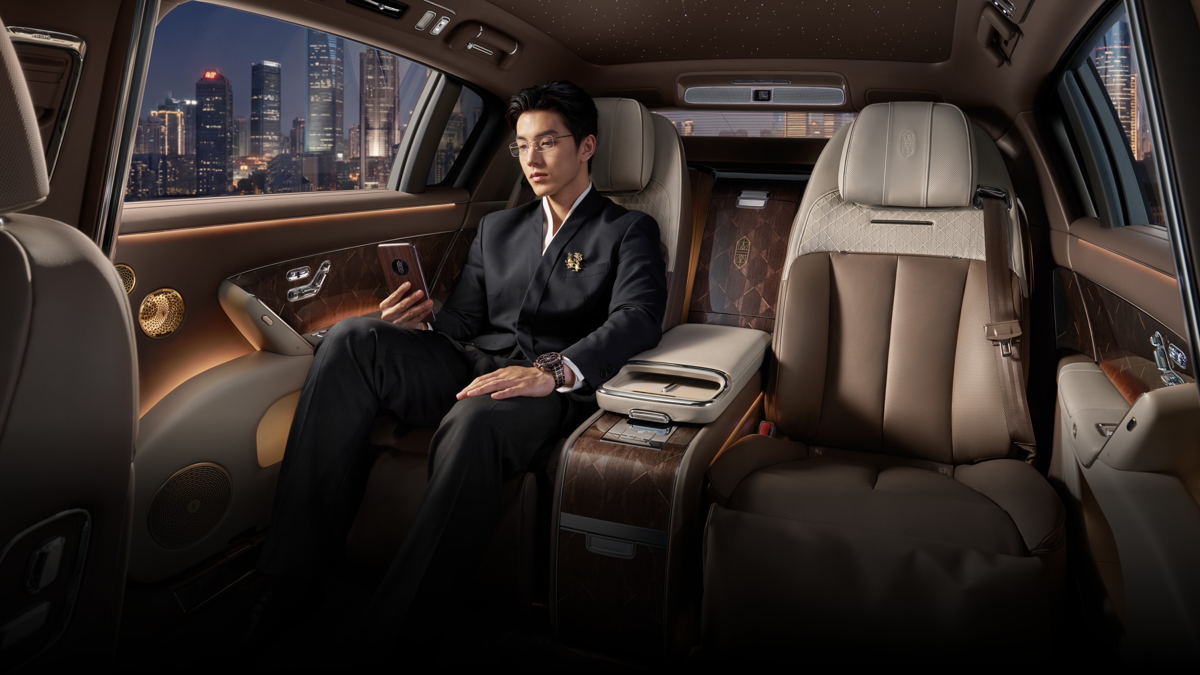 User reads inside Maextro S800 Grand Design Signature Grand View, demonstrating exceptional cabin sound insulation